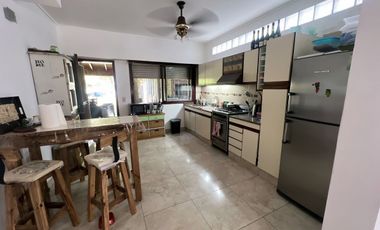 venta casa 4 ambientes con jardin  y cochera