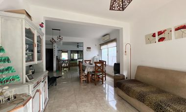 venta casa 4 ambientes con jardin  y cochera