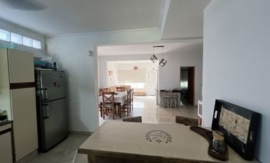 venta casa 4 ambientes con jardin  y cochera