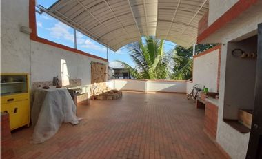 Casa con 3 apartamentos independientes en venta Villa Claudia Palmira