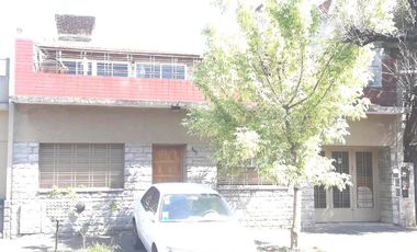 venta-Casa - Ramos Mejia-patio- quincho- garage- amplia terraza-5 ambientes-ph-lote propio-
