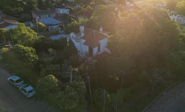 Ideal desarrolladores  - Exclusiva Casa en el corazón de City Bell - Plaza San Martín