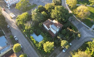 Ideal desarrolladores  - Exclusiva Casa en el corazón de City Bell - Plaza San Martín