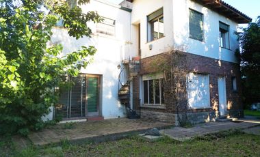 Ideal desarrolladores  - Exclusiva Casa en el corazón de City Bell - Plaza San Martín