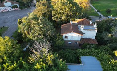 Ideal desarrolladores  - Exclusiva Casa en el corazón de City Bell - Plaza San Martín