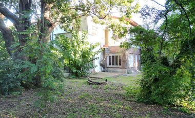 Ideal desarrolladores  - Exclusiva Casa en el corazón de City Bell - Plaza San Martín