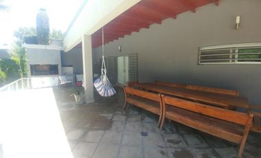 Casa en venta - 2 Dormitorios 2 Baños - Cochera - 1.125Mts2 - Villa Elvira, La Plata