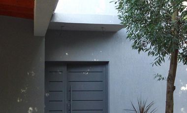 Casa en venta - 2 Dormitorios 2 Baños - Cochera - 1.125Mts2 - Villa Elvira, La Plata