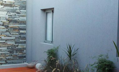 Casa en venta - 2 Dormitorios 2 Baños - Cochera - 1.125Mts2 - Villa Elvira, La Plata