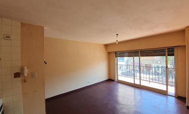 Departamento de 2 ambientes en Lomas de Zamora Oeste amplio balcon