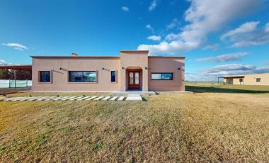 Casa en venta - 3 Dormitorios 4 Baños - Cocheras - 2.400Mts2 - La Plata