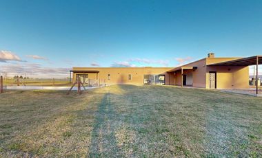 Casa en venta - 3 Dormitorios 4 Baños - Cocheras - 2.400Mts2 - La Plata