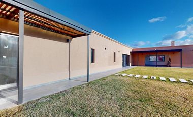 Casa en venta - 3 Dormitorios 4 Baños - Cocheras - 2.400Mts2 - La Plata