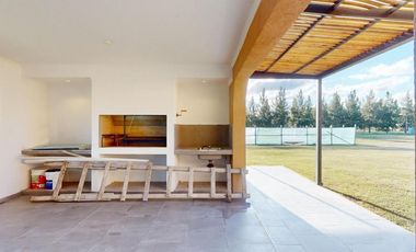 Casa en venta - 3 Dormitorios 4 Baños - Cocheras - 2.400Mts2 - La Plata