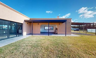 Casa en venta - 3 Dormitorios 4 Baños - Cocheras - 2.400Mts2 - La Plata