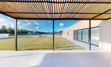 Casa en venta - 3 Dormitorios 4 Baños - Cocheras - 2.400Mts2 - La Plata