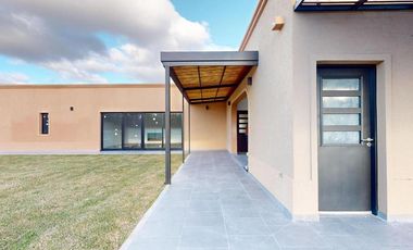 Casa en venta - 3 Dormitorios 4 Baños - Cocheras - 2.400Mts2 - La Plata