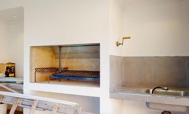 Casa en venta - 3 Dormitorios 4 Baños - Cocheras - 2.400Mts2 - La Plata