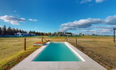 Casa en venta - 3 Dormitorios 4 Baños - Cocheras - 2.400Mts2 - La Plata