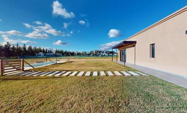 Casa en venta - 3 Dormitorios 4 Baños - Cocheras - 2.400Mts2 - La Plata