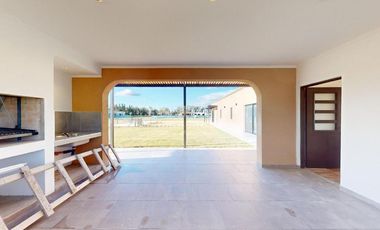 Casa en venta - 3 Dormitorios 4 Baños - Cocheras - 2.400Mts2 - La Plata