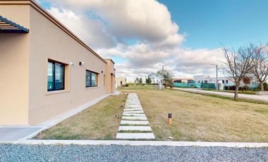 Casa en venta - 3 Dormitorios 4 Baños - Cocheras - 2.400Mts2 - La Plata