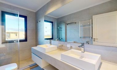 Casa en venta - 3 Dormitorios 4 Baños - Cocheras - 2.400Mts2 - La Plata