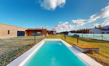 Casa en venta - 3 Dormitorios 4 Baños - Cocheras - 2.400Mts2 - La Plata