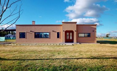Casa en venta - 3 Dormitorios 4 Baños - Cocheras - 2.400Mts2 - La Plata