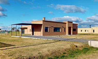 Casa en venta - 3 Dormitorios 4 Baños - Cocheras - 2.400Mts2 - La Plata