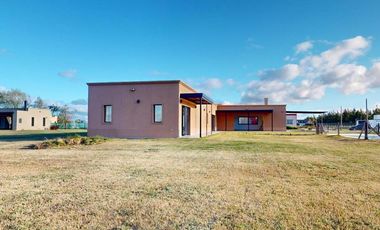 Casa en venta - 3 Dormitorios 4 Baños - Cocheras - 2.400Mts2 - La Plata