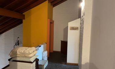 Chalet de 3 dormitorios, cochera para 2 autos y fondo!