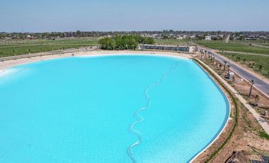 Terreno en Vida Lagoon con 1.100m2 y lindero al canal