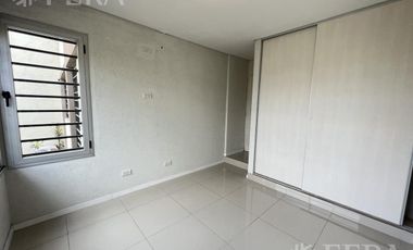 Venta departamento de 3 ambientes con cochera y balcón en Quilmes (30537)