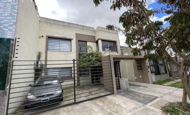 Venta departamento de 3 ambientes con cochera y balcón en Quilmes (30537)