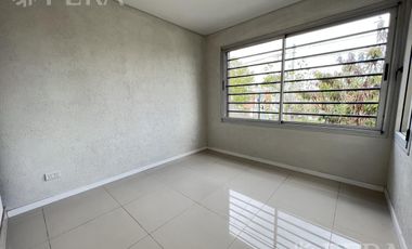 Venta departamento de 3 ambientes con cochera y balcón en Quilmes (30537)