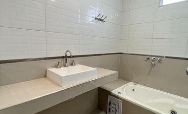 Venta departamento de 3 ambientes con cochera y balcón en Quilmes (30537)