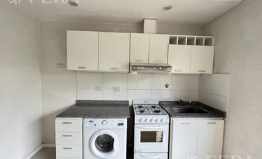 Venta departamento de 3 ambientes con cochera y balcón en Quilmes (30537)