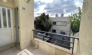 Venta departamento de 3 ambientes con cochera y balcón en Quilmes (30537)