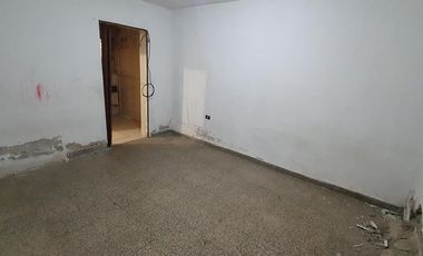 VENTA - Casa con 3 Habitaciones y Pileta en un Lote de 300m2 en el Barrio Santa Genoveva