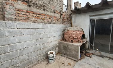 VENTA - Casa con 3 Habitaciones y Pileta en un Lote de 300m2 en el Barrio Santa Genoveva