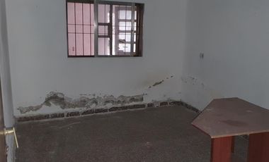 VENTA - Casa con 3 Habitaciones y Pileta en un Lote de 300m2 en el Barrio Santa Genoveva