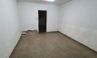 VENTA - Casa con 3 Habitaciones y Pileta en un Lote de 300m2 en el Barrio Santa Genoveva