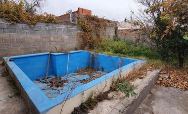 VENTA - Casa con 3 Habitaciones y Pileta en un Lote de 300m2 en el Barrio Santa Genoveva
