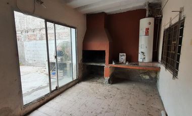 VENTA - Casa con 3 Habitaciones y Pileta en un Lote de 300m2 en el Barrio Santa Genoveva