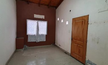 VENTA - Casa con 3 Habitaciones y Pileta en un Lote de 300m2 en el Barrio Santa Genoveva