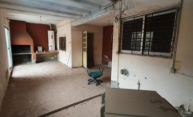 VENTA - Casa con 3 Habitaciones y Pileta en un Lote de 300m2 en el Barrio Santa Genoveva