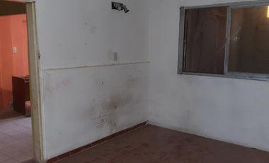 VENTA - Casa con 3 Habitaciones y Pileta en un Lote de 300m2 en el Barrio Santa Genoveva