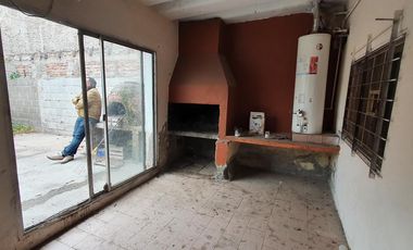 VENTA - Casa con 3 Habitaciones y Pileta en un Lote de 300m2 en el Barrio Santa Genoveva