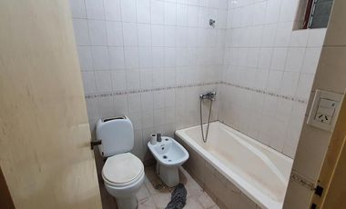 VENTA - Casa con 3 Habitaciones y Pileta en un Lote de 300m2 en el Barrio Santa Genoveva